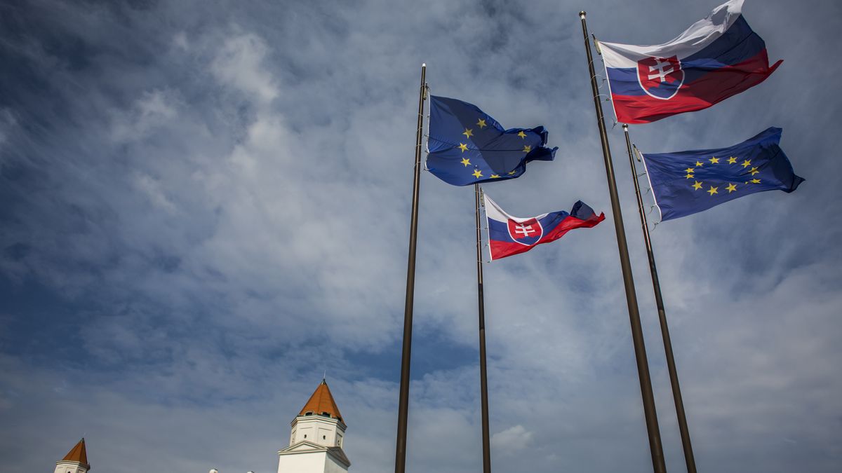 Deutsche Telekom AG's Slovak Mobile Phone Stores As German Operator Strengthens Eastern Europe Business
European Union and Slovakian national flags fly outside the parliament building in Bratislava, Slovakia on Wednesday, May 27, 2015. The Slovak government approved Deutsche Telekom AG's 900 million-euro ($1 billion) bid to acquire full ownership of its Slovak unit in a deal that strengthens the German operator's business in eastern Europe. Photographer: Martin Divisek/Bloomberg via Getty Images
Bloomberg
