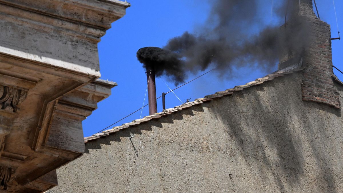 Black smoke comes out of the chimney atop the Sistine Chapel next to St. Peter's Basilica on the second day of the conclave to elect a new pope in Vatican City, 08 May 2025. EPA/ETTORE FERRARI Dostawca: PAP/EPA.