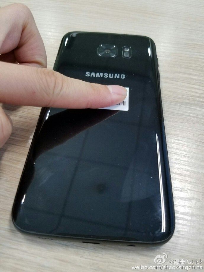 Samsung odpowiada na iPhone'a 7 Jet Black. Oto... jeszcze czarniejszy Galaxy S7 5