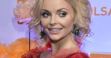 Iza Miko topless na plaży w Meksyku. Zakrywa się tylko kwiatami