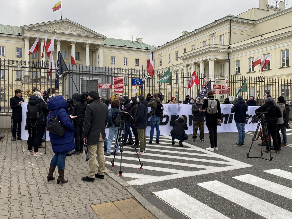 Przedstawiciele organizacji Młodzież Wszechpolska zebrali się w sobotę na placu Bankowym, by zademonstrować wsparcie dla służb granicznych i wojska, broniących Polski przed napływem imigrantów (Barbara Kwiatkowska)