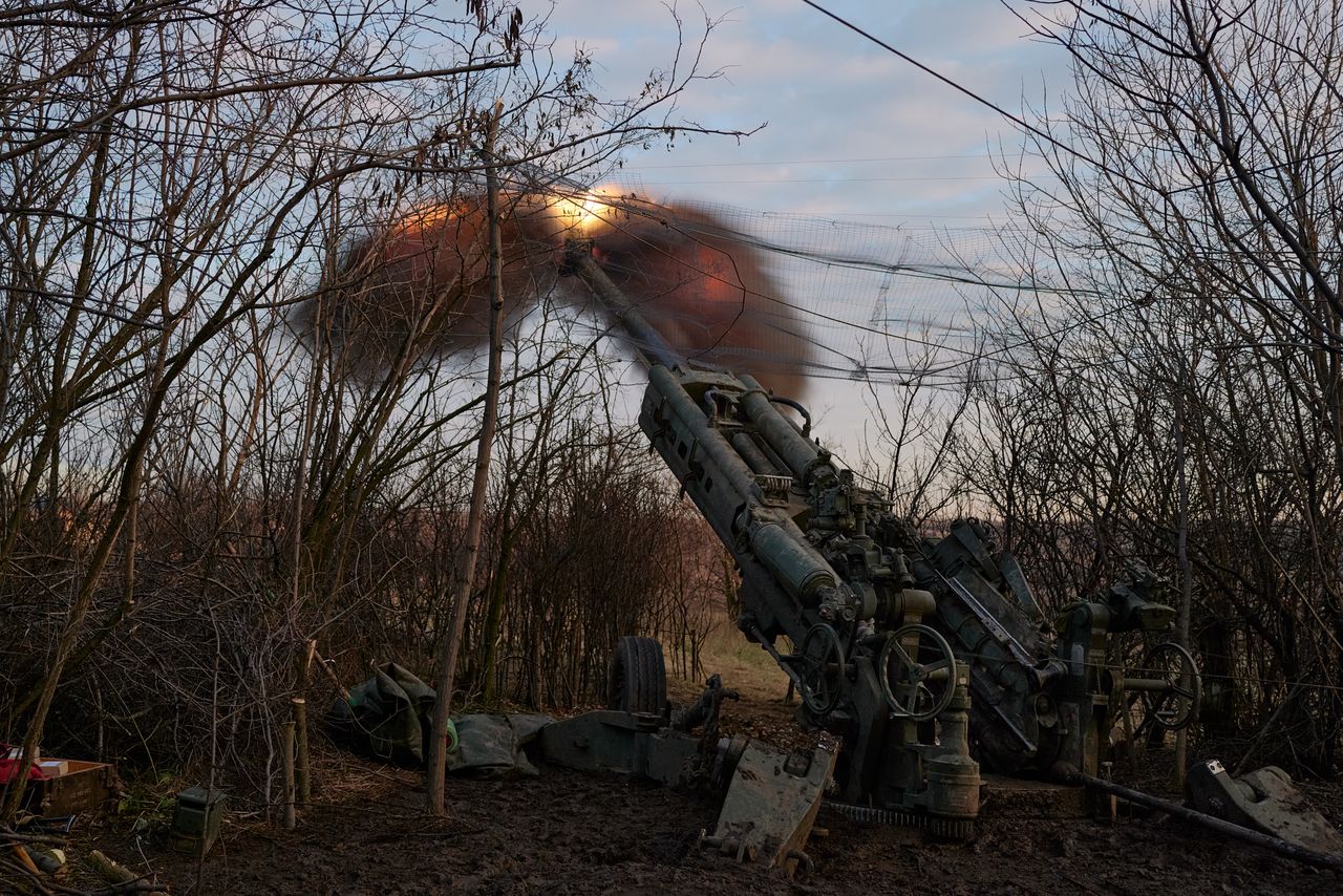 Jedna z wielu dostarczonych Ukrainie haubic M777 ostrzeliwująca Rosjan w okolicy Bachmutu.