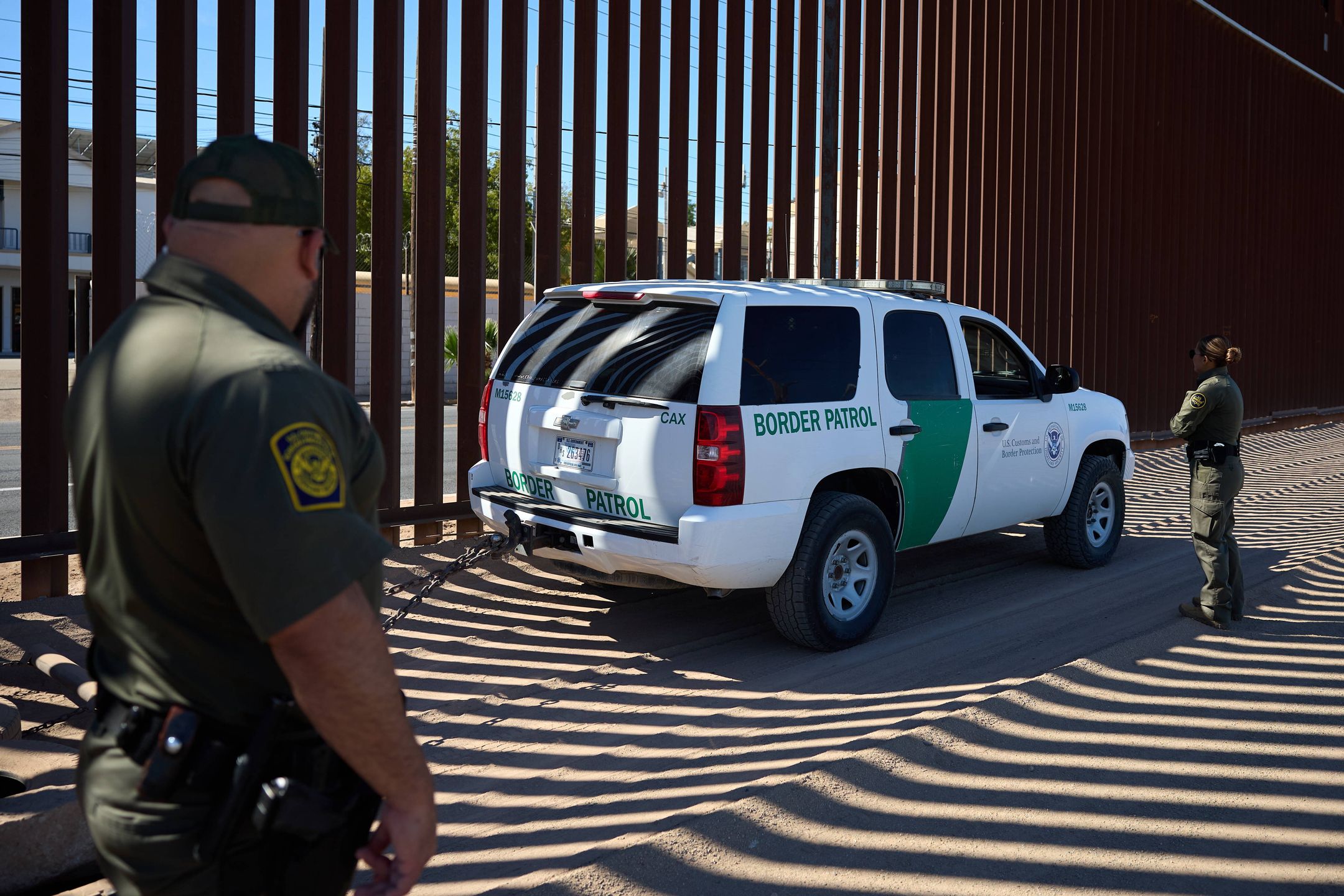 US Southern Border
epa11929076 US Border Patrol agents inspect a drag, towing a row of tires to clear tracks in the dirt, to be able see fresh footprints or tire tracks in Calexico, California, USA, 27 February, 2025.  With US President Donald trump signing multiple executive actions to overhaul parts of the US immigration system, including how migrants are processed and deported from the US, the US southern border with Mexico has seen a massive slow down in migrants trying to cross over.  EPA/ALLISON DINNER 
Dostawca: PAP/EPA.
ALLISON DINNER
wall, immigration, border