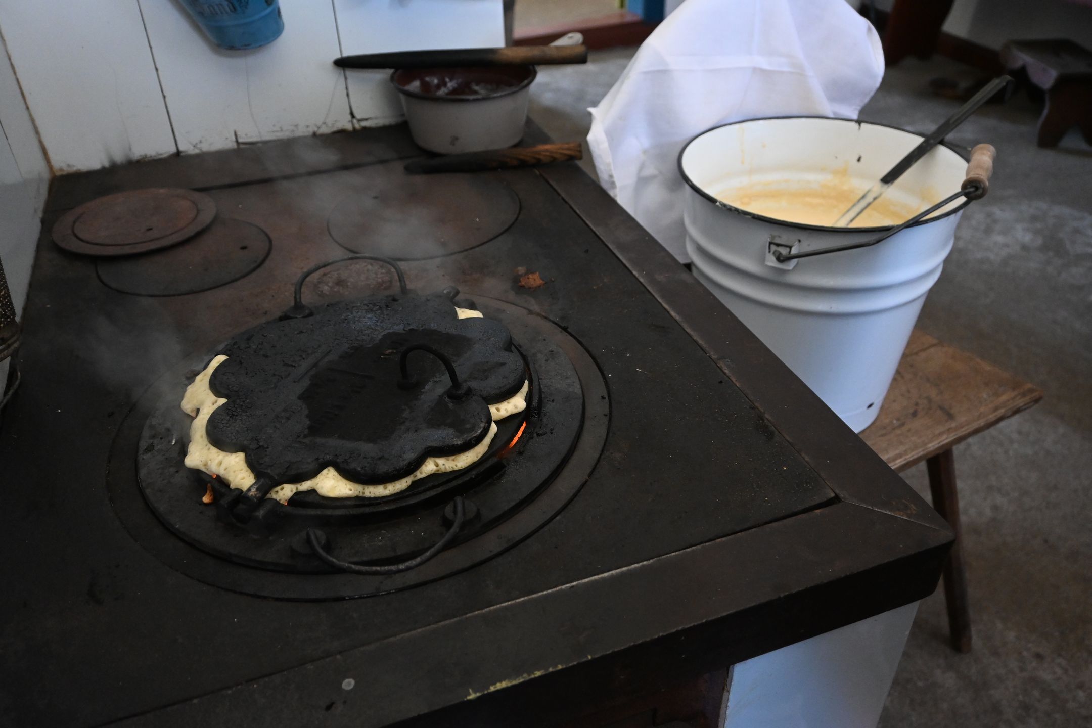 W żeliwnych formach bezpośrednio nad ogniem wypiekano wafle