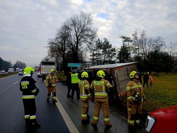 Wola Mrokowska: Ciężarówka zjechała z drogi i przewróciła się na bok