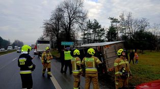 Wola Mrokowska: Ciężarówka zjechała z drogi i przewróciła się na bok