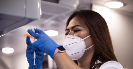 Koronawirus. Wielka Brytania wprowadza obowiązkowe szczepienia dla 1,5 mln osób