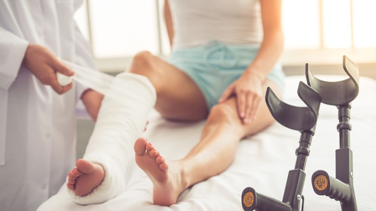 Ratownicy apelują: zimą rożnie liczba złamań u osób starszych