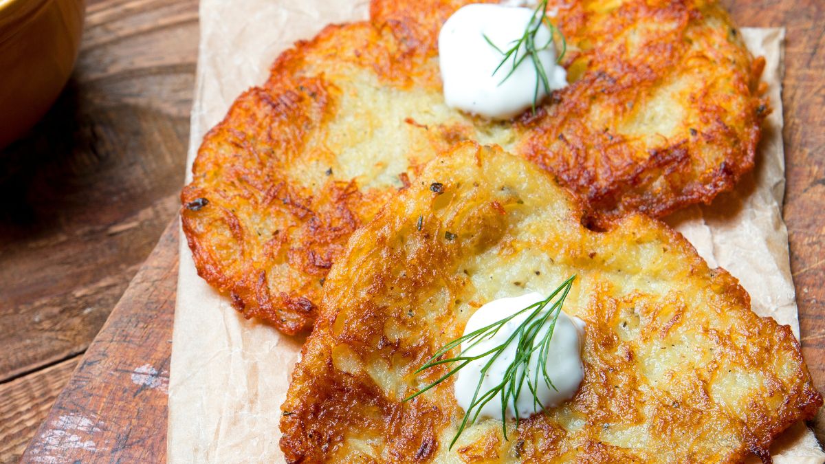 W domu robię placki ziemniaczane z gotowanym jajkiem