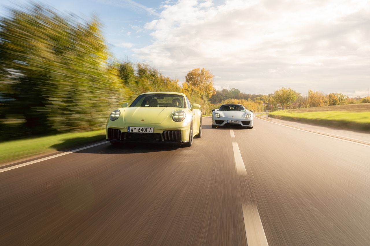 Porsche 918 Spyder vs Porsche 911 Carrera 4 GTS