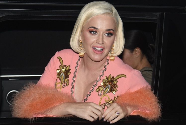 Katy Perry w różowym wdzianku. Ciążowy brzuch coraz większy