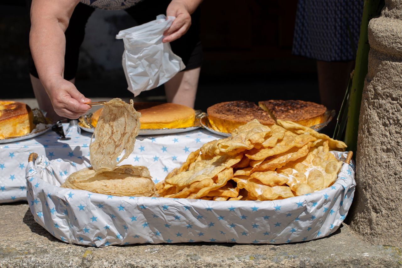 Hiszpańskie "pizza", pączki i czekoladki z cebulą. Tradycyjne przepisy na karnawał