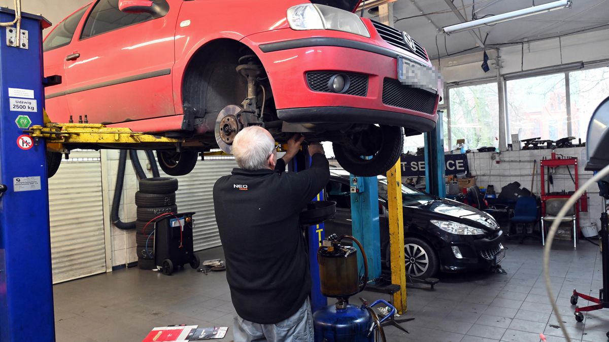 naprawa samochodu
Szczecin, 0812.2022. Warsztat samochodowy. (mb/awol) PAP/Marcin Bielecki
Marcin Bielecki
auto, mechanik, motoryzacja, naprawa, samochodowy, samoch�d mechanik mechanik samochodowyauto autonaprawa naprawa, warsztat