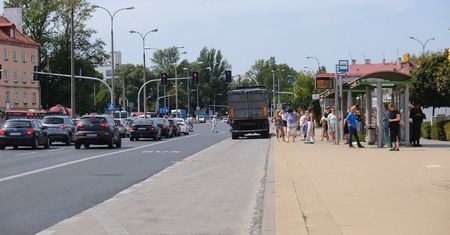 Ostrzeżenie dla rodziców! Podejrzany mężczyzna zaczepiał 15-latka przy al. Tysiąclecia. Oferował cukierki i podwózkę busem