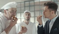 Radosław Kotarski z historią croissantów reklamuje konto oszczędnościowe w Banku Millennium (wideo)