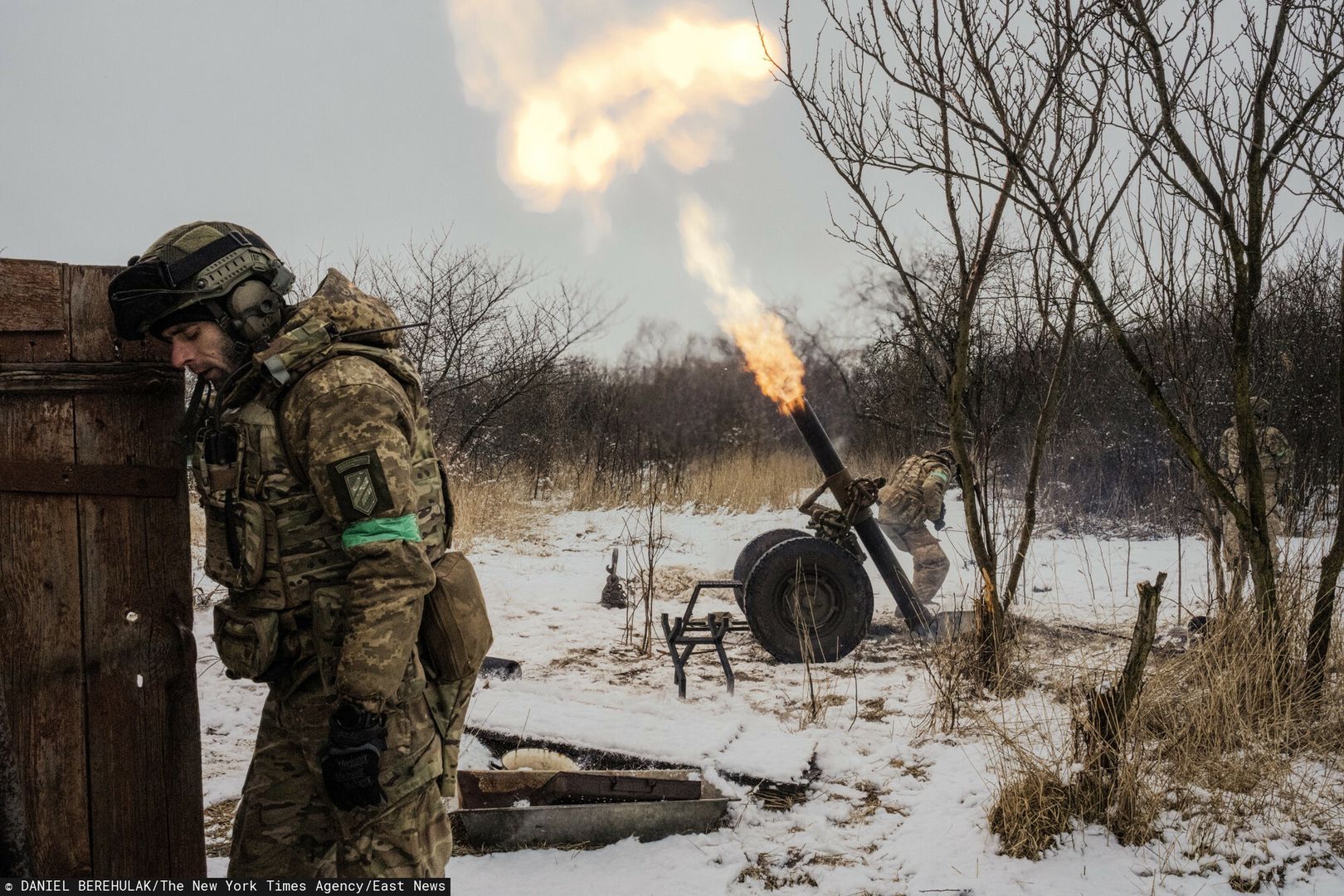 Wojna w Ukrainie rok 2023
A Ukrainian mortar unit fires on Russian forces to support their infantry near Bakhmut, Ukraine on Tuesday, March 7, 2023. Ukrainian officials said on Tuesday that the Wagner group had shifted to using more professional soldiers in the battle for Bakhmut as its supply of prisoner recruits dwindled, suggesting that Ukraine may be hoping its battle in the city can severely damage a highly effective fighting force for Russia. (Daniel Berehulak/The New York Times)
DANIEL BEREHULAK