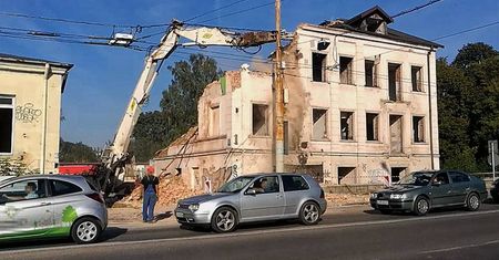 Źle zabezpieczona rozbiórka budynków przy ul. Fabrycznej. Na auta leciały odłamki
