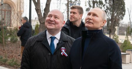 Putin za kierownicą Toyoty Land Cruiser. Na Krym nie pojechała limuzyna Aurusa