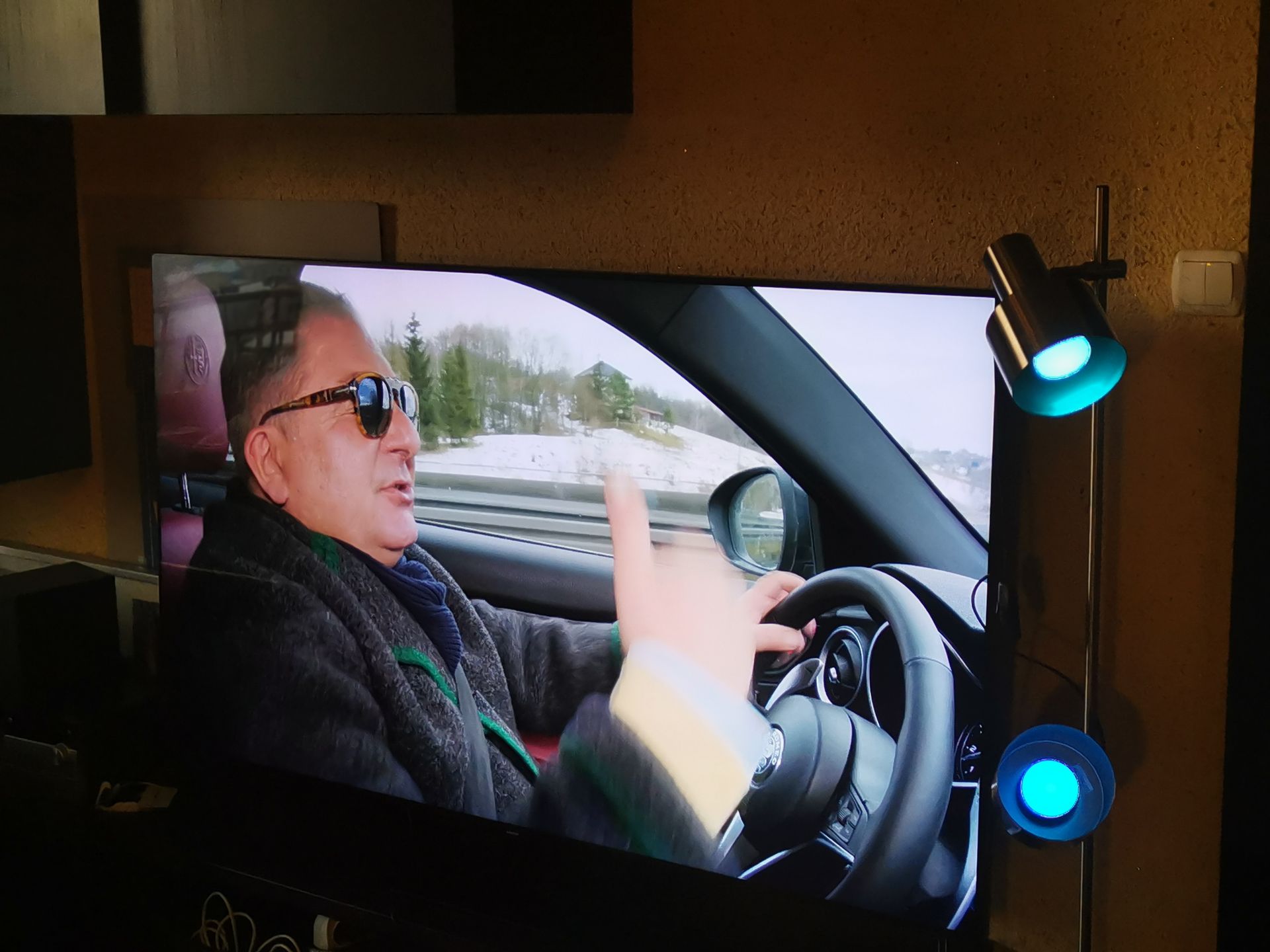 Duży telewizor w małym mieszkaniu. Samsung QLED Q90T udowadnia, że to trafiony pomysł [Recenzja] 3