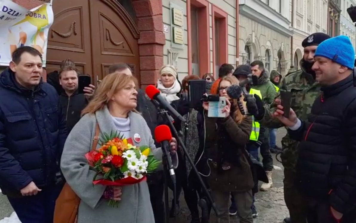 Wrocław. Koronasceptyczna lekarka, zawieszona w prawach wykonywania zawodu ma wielu zwolenników. Demonstrowali oni we wtorek przez Izbą Lekarską 