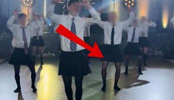 Krótkie spódniczki i rajstopy. Występ uczniów nagrany