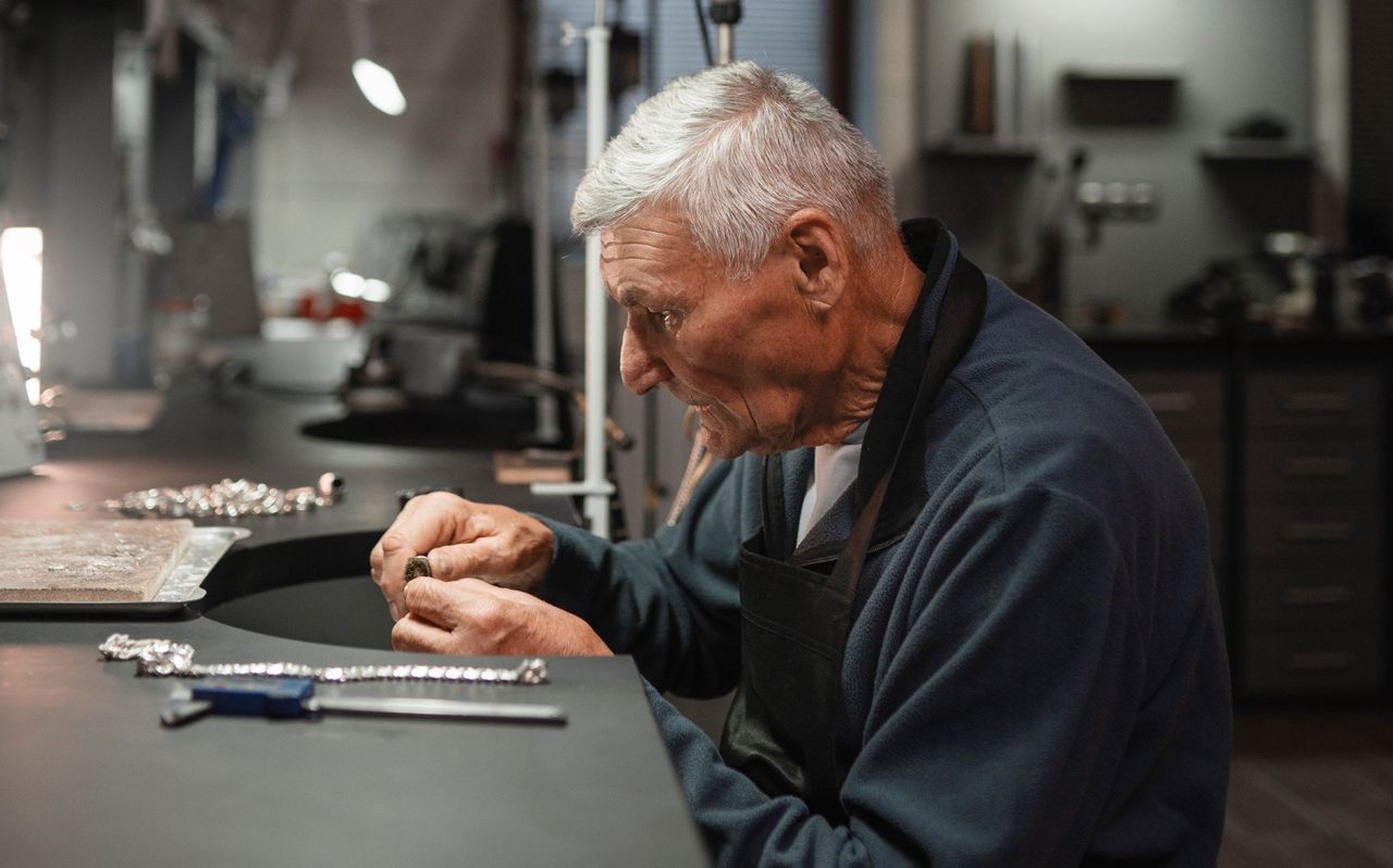 Seniorzy zyskują na dłuższej pracy. Wyższa emerytura i ulga podatkowa