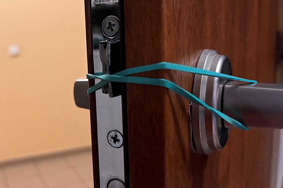 Taki efekt powinno dać założenie gumki na klamki od drzwi.