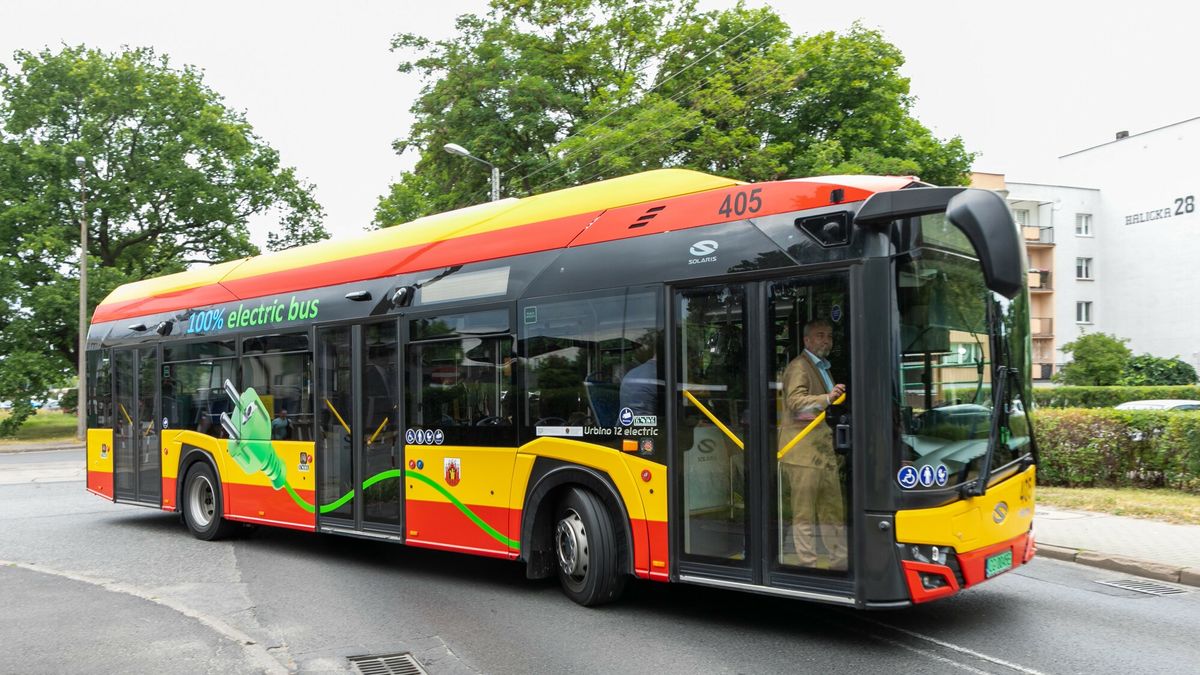 Półnagi mężczyzna z niemowlęciem na rękach wszedł do autobusu.