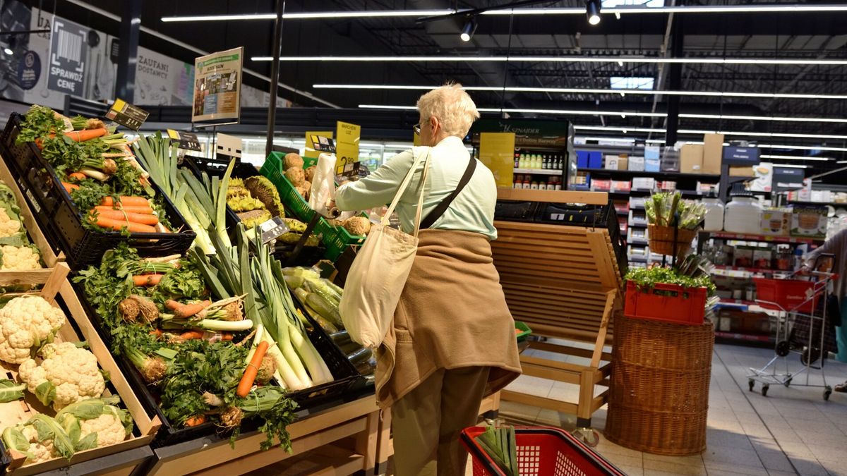 Stock BaMaFot. Bartlomiej Magierowski/EastNews. Wroclaw 3.09.2022. Zakupy spozywcze w supermarkecie Carrefour w centrum handlowym Magnolia we Wroclawiu. N/z: kupujacy przy stoisku z owocami i warzywami.Bartlomiej Magierowski