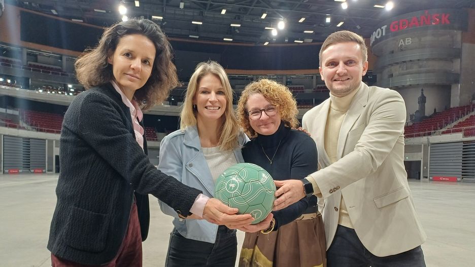 Agnieszka &#34;Aguśka&#34; Mnich będzie reprezentowała Polskę podczas mistrzostw świata we freestyle footballu w Ergo Arenie 13 grudnia 2025 roku. Na zdjęciu z prezydentką Magdaleną Czarzyńska-Jachim, prezeską Ergo Areny Magdaleną Jachim oraz Bartłomiejem Barskim, prezesem Sopockiej Organizacji Turystycznej