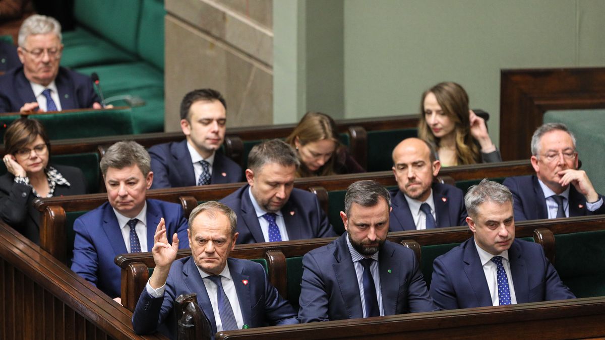 Warszawa, 21.12.2023. Premier Donald Tusk (L-dół), wicepremier, minister cyfryzacji Krzysztof Gawkowski (P-dół), minister aktywów państwowych Borys Budka (2P-drugi rząd) i wicepremier, minister obrony narodowej Władysław Kosiniak-Kamysz (C-dół) na sali obrad Sejmu w Warszawie, 21 bm. Marszałek Sejmu stwierdził wygaśnięcie mandatów posłów Mariusza Kamińskiego i Macieja Wąsika. Sąd Okręgowy w Warszawie 20 grudnia 2023 r. skazał prawomocnym wyrokiem posłów Mariusza Kamińskiego i Macieja Wąsika na kary dwóch lat pozbawienia wolności. (ad) PAP/Paweł Supernak