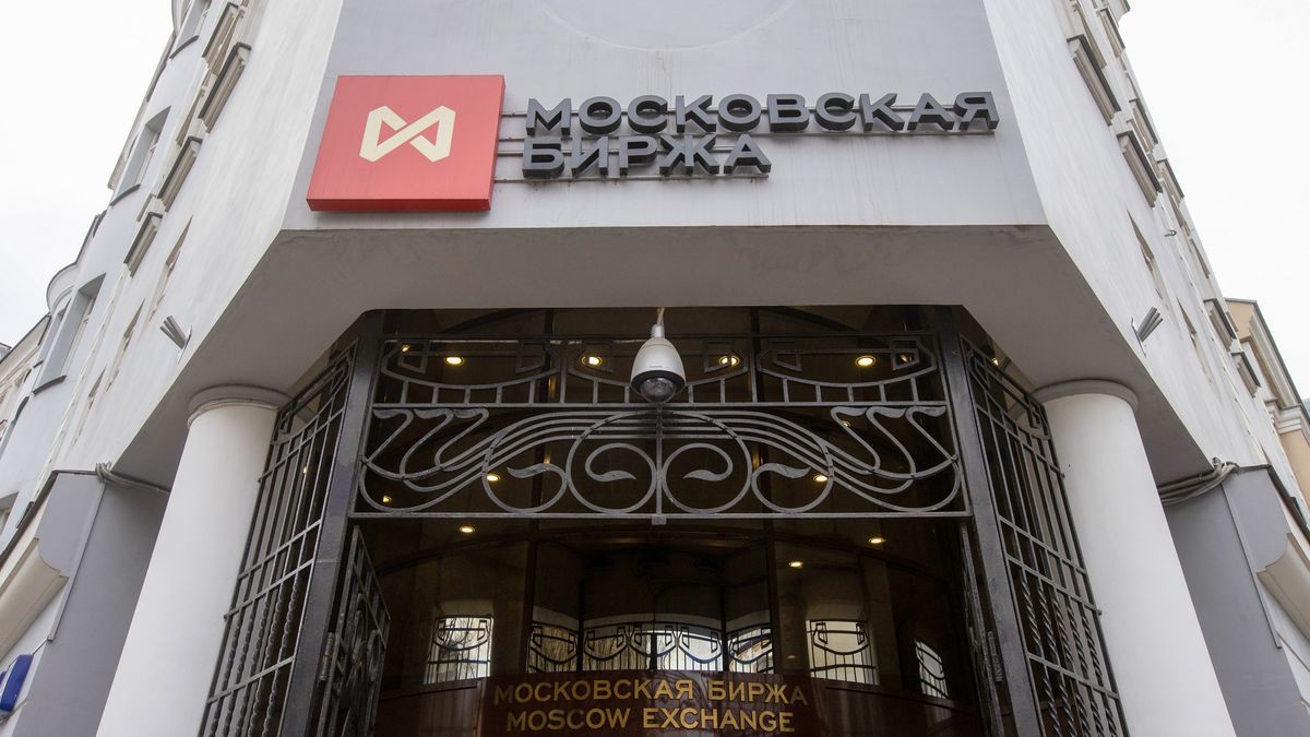 Ruble Tumbles Most Since 2016 as Putin Orders Ukraine Action
Bloomberg
russian, market reaction, emea, bric countries, stocks, securities, unrest, war, military actions, currencies ruble, russian economy, war, conflict, crisis, business news, russia government russian, markets