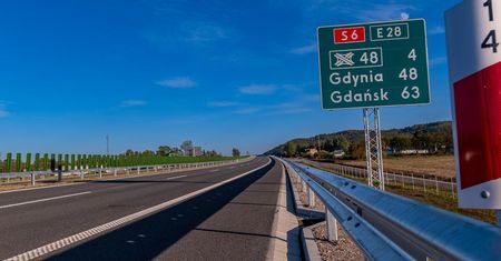 Pierwsza ekspresówka nazwana w tym języku. Niebawem pojawią się tablice