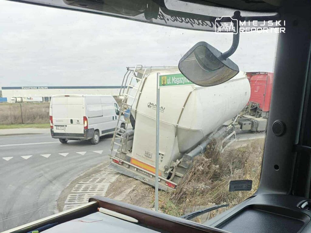 Sokołów: Tylna oś naczepy zsunęła się z jezdni