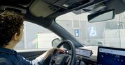 Ford testuje zrobotyzowaną stację ładowania, która ułatwia korzystanie z niej kierowcom z niepełnosprawnościami