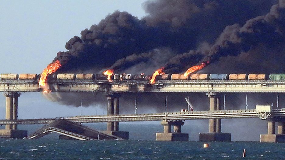 Zniszczony Most KrymskiBlack smoke billows from a fire on the Kerch bridge that links Crimea to Russia, after a truck exploded, near Kerch, on October 8, 2022. - Moscow announced on October 8, 2022 that a truck exploded igniting a huge fire and damaging the key Kerch bridge -- built as Russia's sole land link with annexed Crimea -- and vowed to find the perpetrators, without immediately blaming Ukraine. (Photo by AFP)-