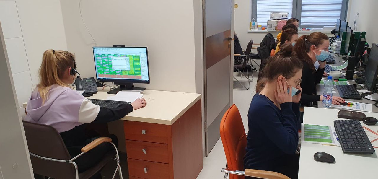 Pracownicy call center podczas rejestracji seniorów do szczepień przeciwko COVID-19