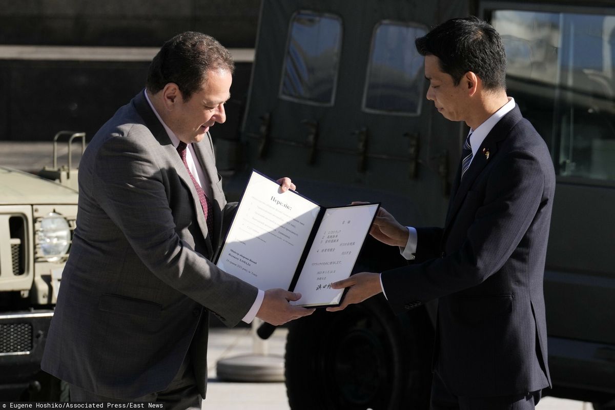 Sergij Korsuński Ambasador Ukrainy w Japonii, otrzymuje dokument od Toshiro Ino, ministra stanu Obrony Japonii, podczas ceremonii przekazania sprzętu obronnego dla Ukrainy w Ministerstwie Obrony w środę, 24 maja 2023 r., w Tokio