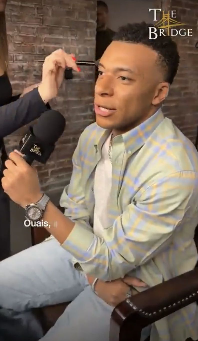 Kylian Mbappe podczas rozmowy 