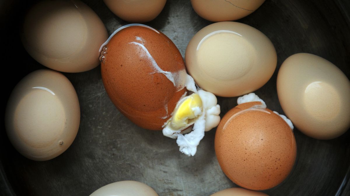 Ten trik załatwi problem pękających jaj