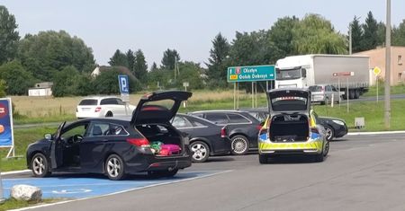 Policjant z Kowalewa Pomorskiego odebrał poród na stacji paliw pod Toruniem. Mama i dziecko czują się dobrze