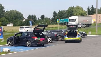 Policjant z Kowalewa Pomorskiego odebrał poród na stacji paliw pod Toruniem. Mama i dziecko czują się dobrze