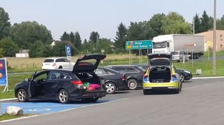 Policjant z Kowalewa Pomorskiego odebrał poród na stacji paliw pod Toruniem. Mama i dziecko czują się dobrze