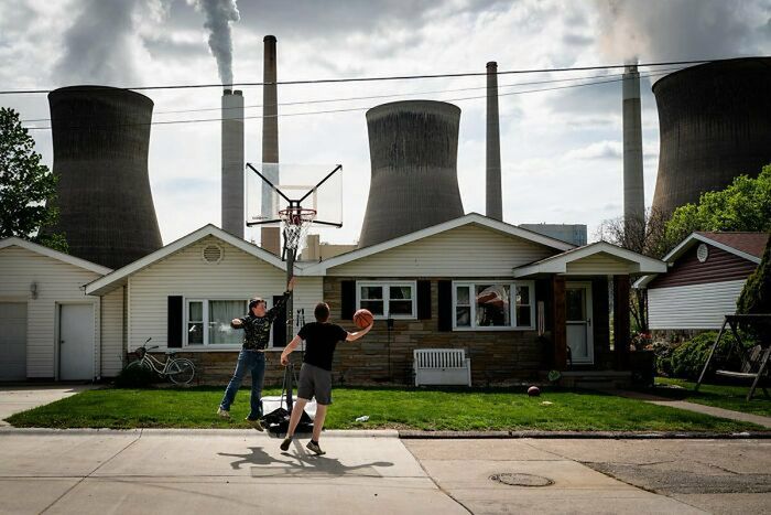 Dzieci bawiące się w miejscowości Poca, USA. Niedaleko znajduje się potężna elektrownia węglowa.
