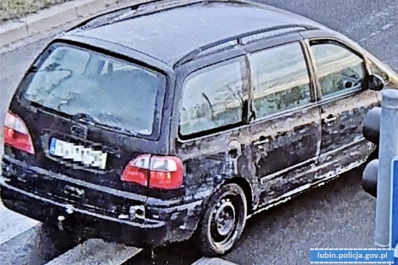 Auto złodziei po próbie zmycia białej farby