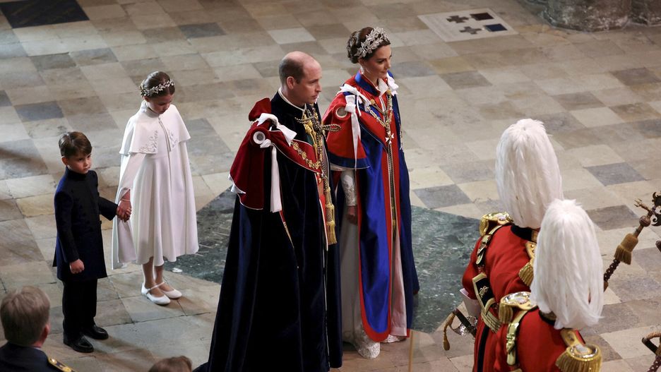 Koronacja Karola III
Britain's Prince William and Kate, Princess of Wales, followed by Princess Charlotte and Prince Louis, arrive at the coronation of King Charles III at Westminster Abbey, London, Saturday, May 6, 2023.arrive for Britain's King Charles III and Queen Consort Camilla's coronation ceremony, at Westminster Abbey, in London, Saturday, May 6, 2023. (Phil Noble/Pool Photo via AP)
Phil Noble