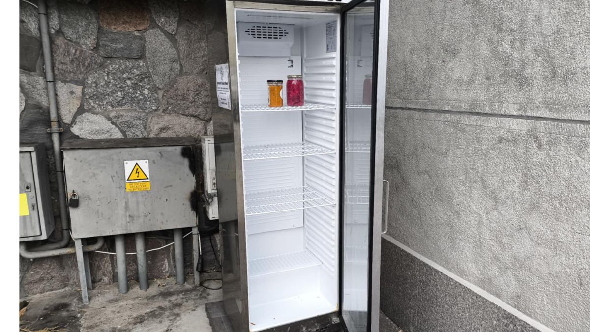 Lodówki społeczne pomagają ograniczyć marnowanie żywności