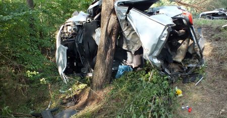Groźny wypadek na Śląsku. Samochód dosłownie zawinął się na drzewie
