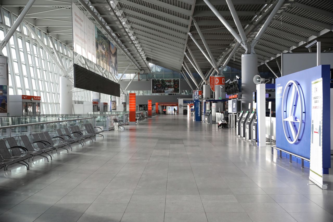 Przywrócenie lotów międzynarodowych. Czartery nie polecą, jeśli rząd nie zniesie limitów miejsc w samolotach 