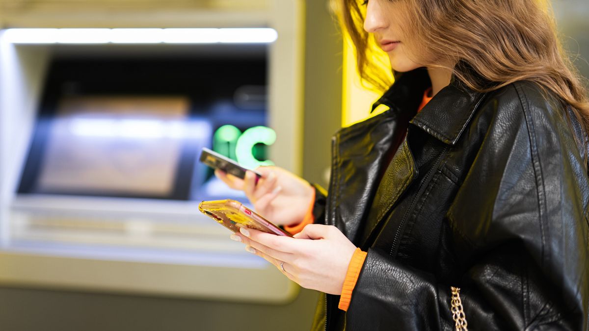 Młoda dziewczyna z kartą bankową